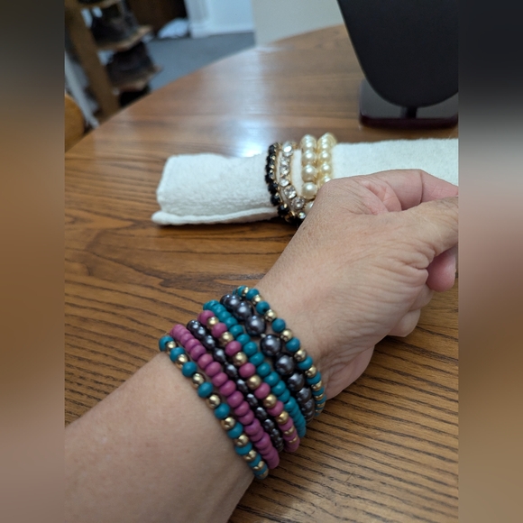 COPY - Costume necklace and Bracelet lot. Plastic and Rhynstones. 11 Bracelets - Picture 7 of 10